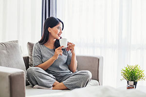 Mujer mirando un teléfono