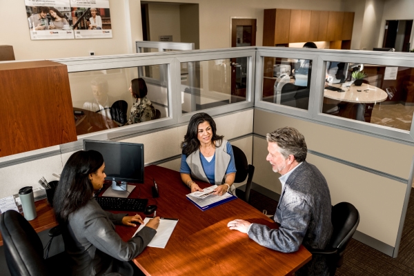 photo-banker-talking-to-couple